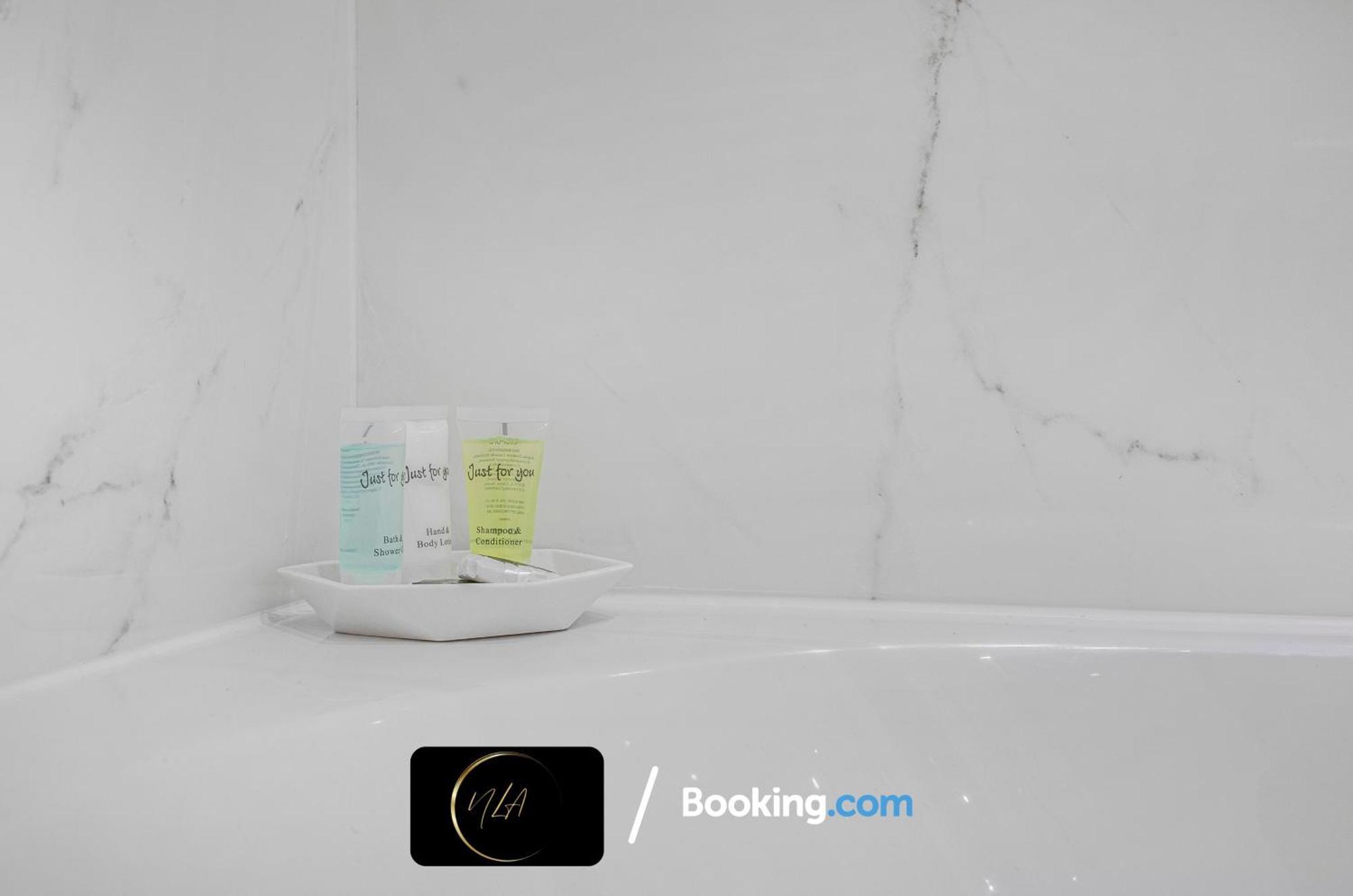 City Centre Apartment With Free Parking, 2 Bathrooms, Netflix And Wifi - Suitable For Contractors And Families - By Noor Luxury Accommodations Birmingham Dış mekan fotoğraf