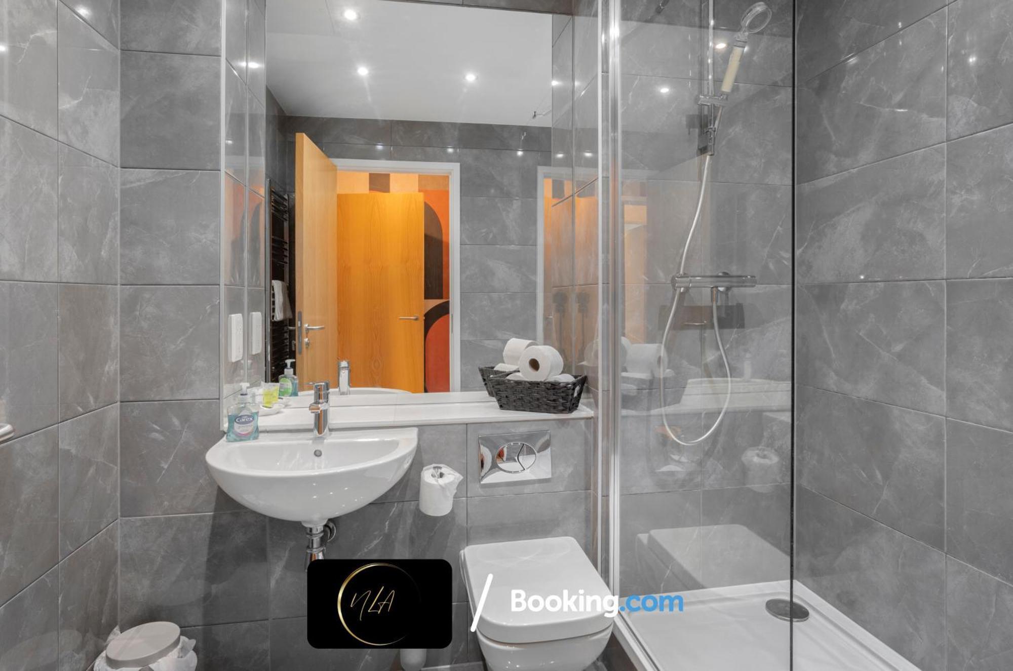 City Centre Apartment With Free Parking, 2 Bathrooms, Netflix And Wifi - Suitable For Contractors And Families - By Noor Luxury Accommodations Birmingham Dış mekan fotoğraf