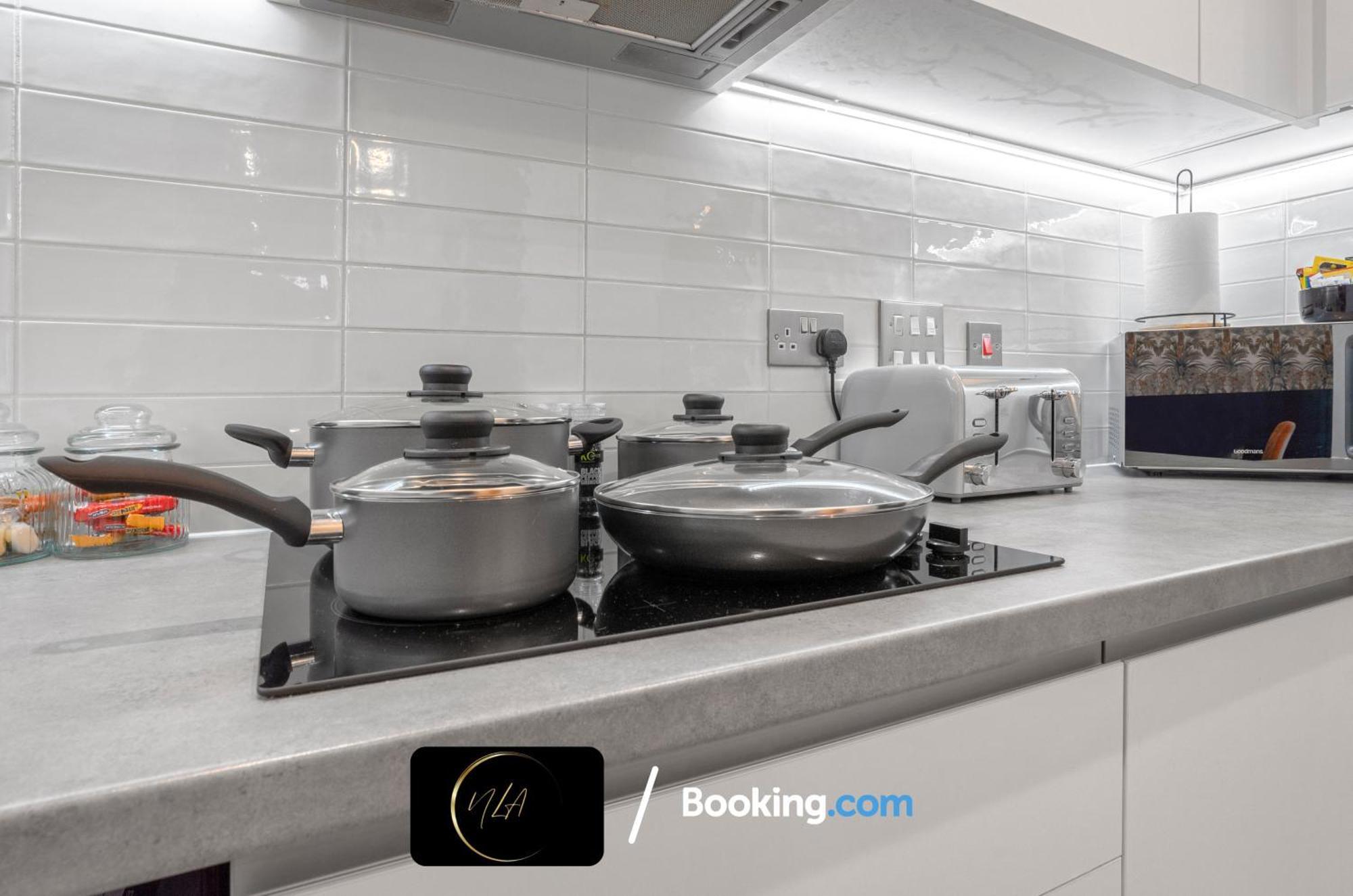 City Centre Apartment With Free Parking, 2 Bathrooms, Netflix And Wifi - Suitable For Contractors And Families - By Noor Luxury Accommodations Birmingham Dış mekan fotoğraf